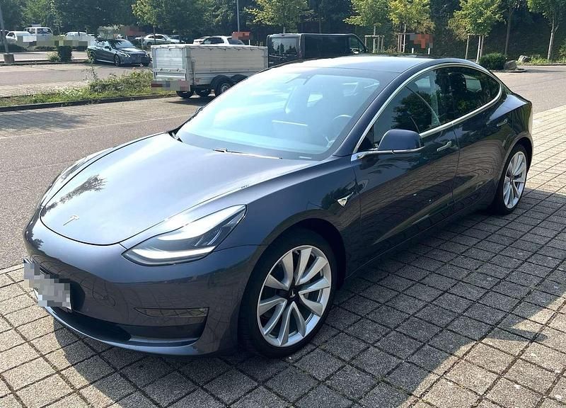 Grau Gebraucht 2019 Tesla Model 3 Limousine | 25.999 € (Etwas zu teuer) - Bild 1/4