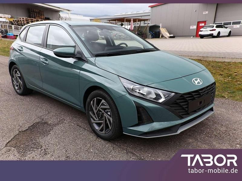 Neu Hyundai i20 Select 90 PS (66 kW) 2025 Grün Limousine
