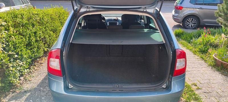 Gebraucht Skoda Octavia Family 105 PS (77 kW) 2011 Blau Kombi