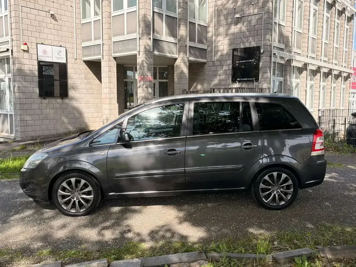Gebraucht Opel Zafira Design Edition 140 PS (102 kW) 2012 Karbongrau Van / Kleinbus