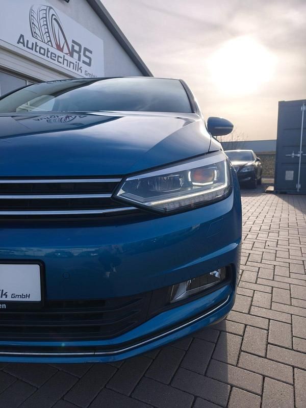 Gebraucht VW Touran Highline 150 PS (110 kW) 2017 Caribbean blue metallic Van / Kleinbus