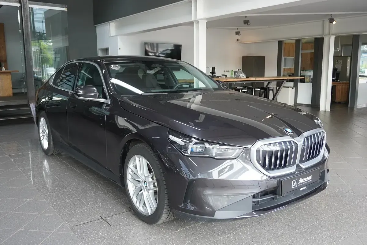 Gebraucht BMW 520 197 PS (144 kW) 2024 Grau metallic