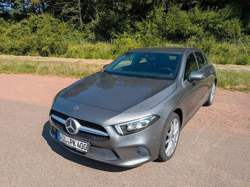 Grau Gebraucht 2021 Mercedes A200 Limousine | 20.999 € (Guter Preis) - Bild 1/4