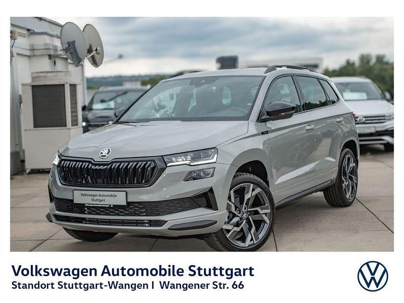 Stahlgrau Gebraucht 2025 Skoda Karoq SportLine SUV | 40.430 € (Fairer Preis) - Bild 1/4