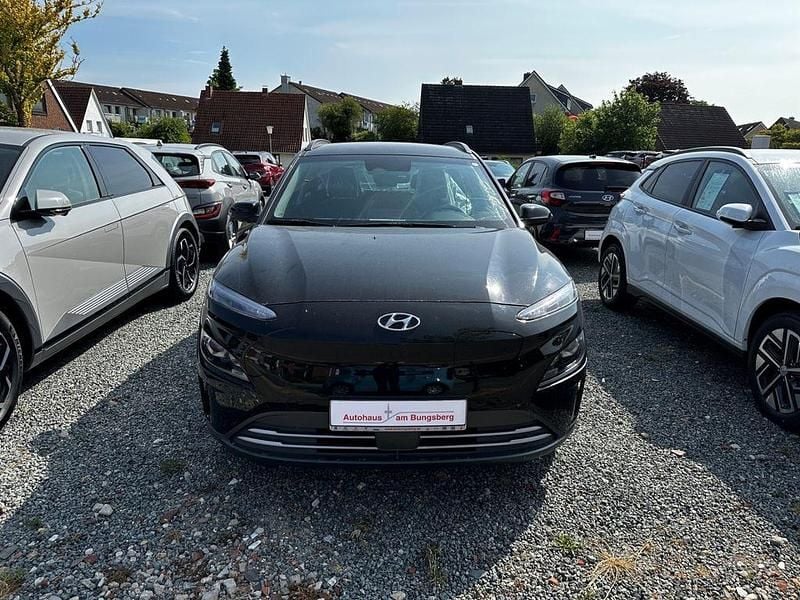 Gebraucht Hyundai Kona Select 100 kW (136 PS) 2023 Schwarz SUV