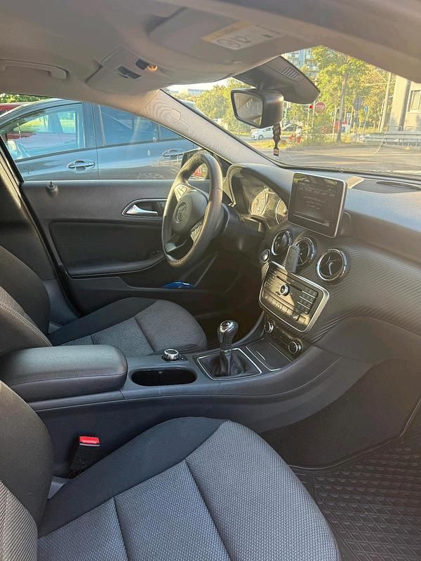 Schwarz Gebraucht 2018 Mercedes GLA180 SUV | 19.000 € - Bild 1/4