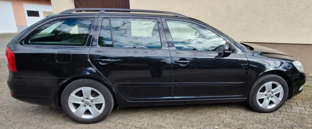 Gebraucht Skoda Octavia Ambiente 122 PS (89 kW) 2011 Schwarz Kombi
