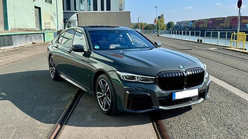 Grau Gebraucht 2020 BMW 750 M Sport Limousine | 55.900 € (Superpreis) - Bild 1/4