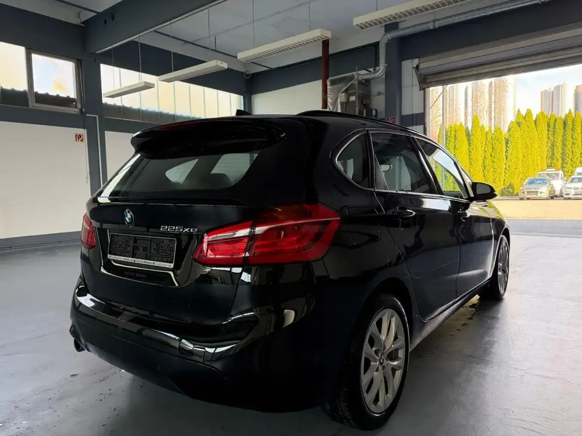 Gebraucht BMW 225 Active Tourer Advantage 136 PS (100 kW) 2020 Schwarz Van / Kleinbus