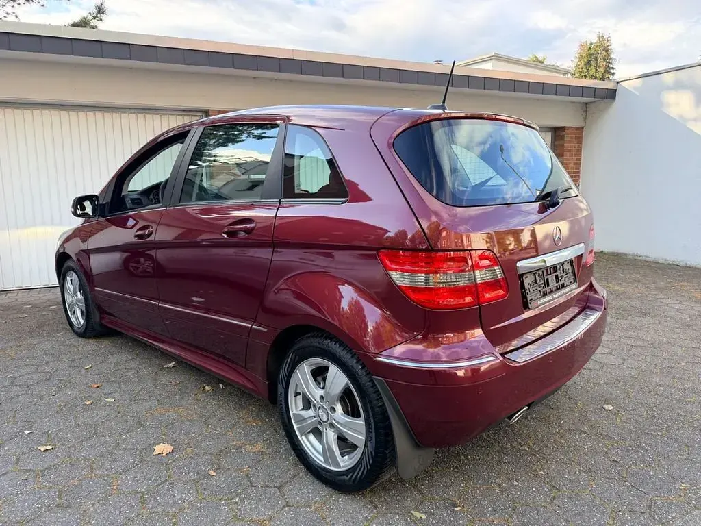 Gebraucht Mercedes B180 109 PS (80 kW) 2010 Rot Van / Kleinbus