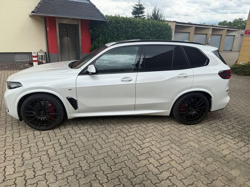 Weiß Gebraucht 2023 BMW X5 Sport Line SUV | 94.999 € - Bild 1/4