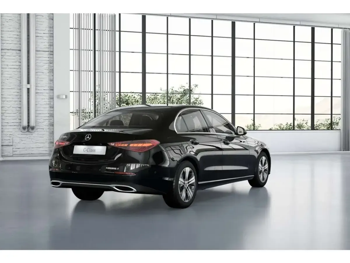 Gebraucht Mercedes C300e Avantgarde 204 PS (150 kW) 2025 Schwarz Limousine