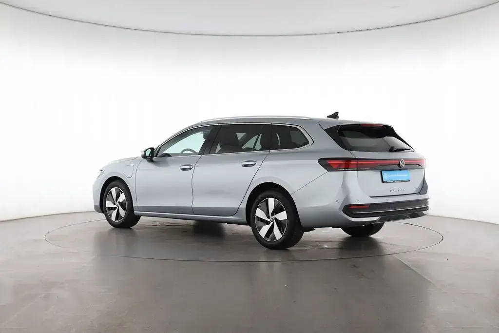 Gebraucht VW Passat Business 150 PS (110 kW) 2025 Oyster silver Kombi