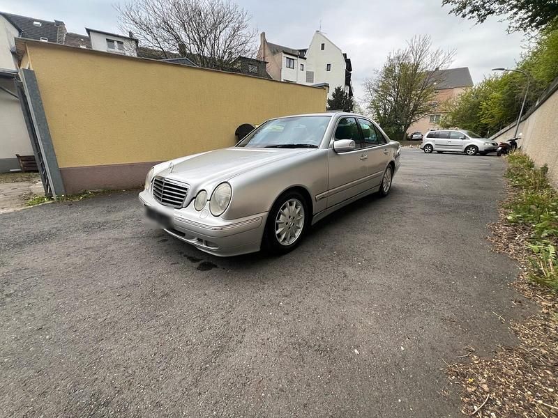 Second-hand Mercedes E320 2002 Argintiu Berlinǎ