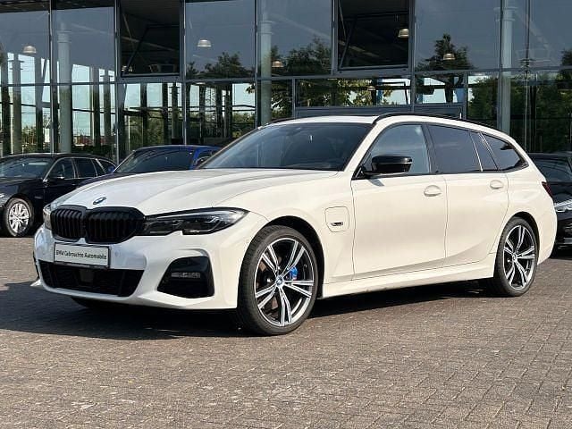 Alpinweiss Gebraucht 2022 BMW 330e M Sport Kombi | 32.480 € (Guter Preis) - Bild 1/4