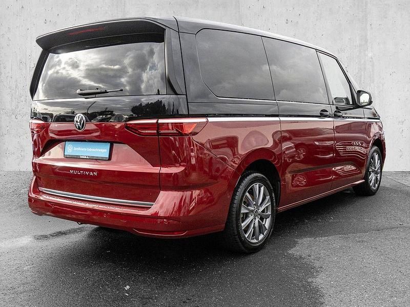 Gebraucht VW Multivan Life 150 PS (110 kW) 2023 Deep black perleffekt/ fortana Van