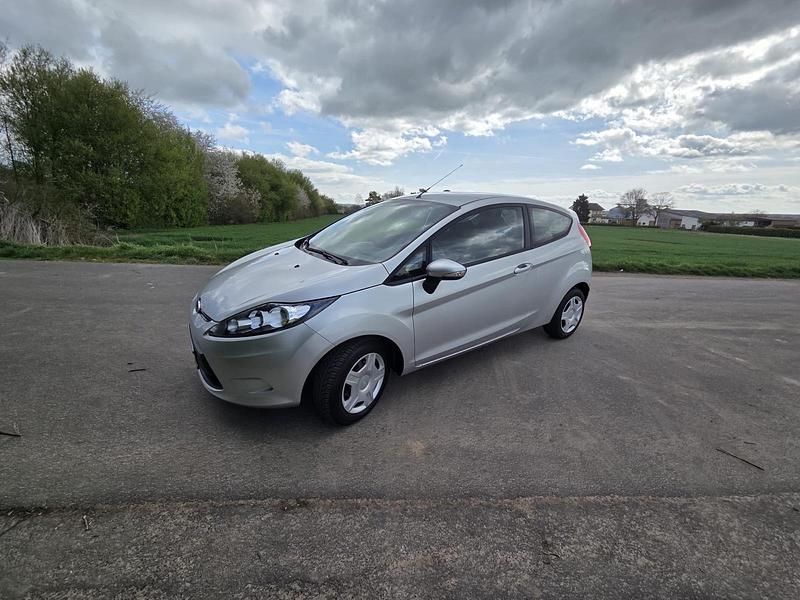 Gebraucht Ford Fiesta 60 PS (44 kW) 2010 Silber Kleinwagen