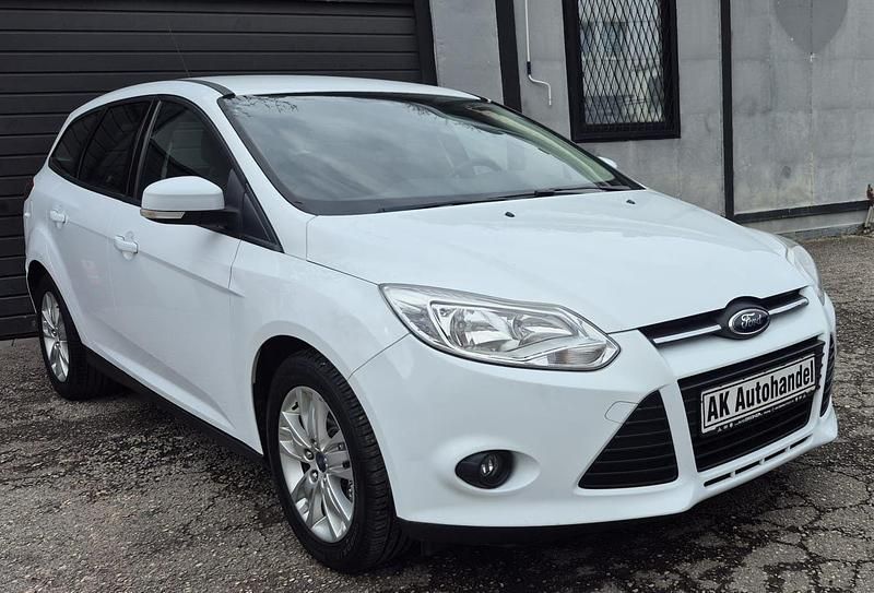 Gebraucht Ford Focus Trend 101 PS (74 kW) 2014 Weiß Kombi