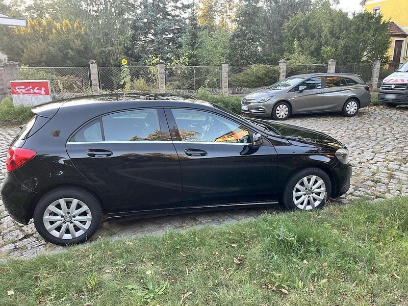 Gebraucht Mercedes A180 122 PS (89 kW) 2014 Schwarz Limousine