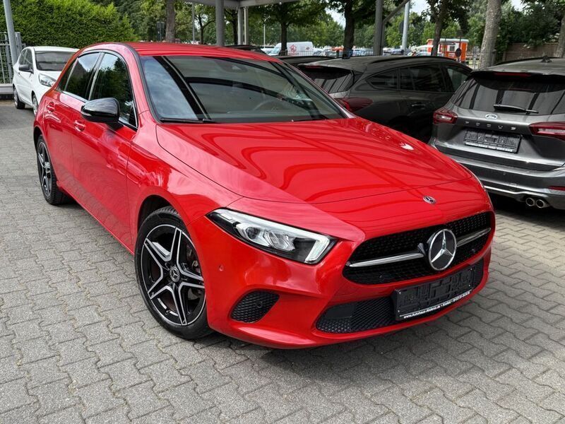 Jupiterrot unilack Gebraucht 2019 Mercedes A180 Night Limousine | 20.900 € (Superpreis) - Bild 1/4