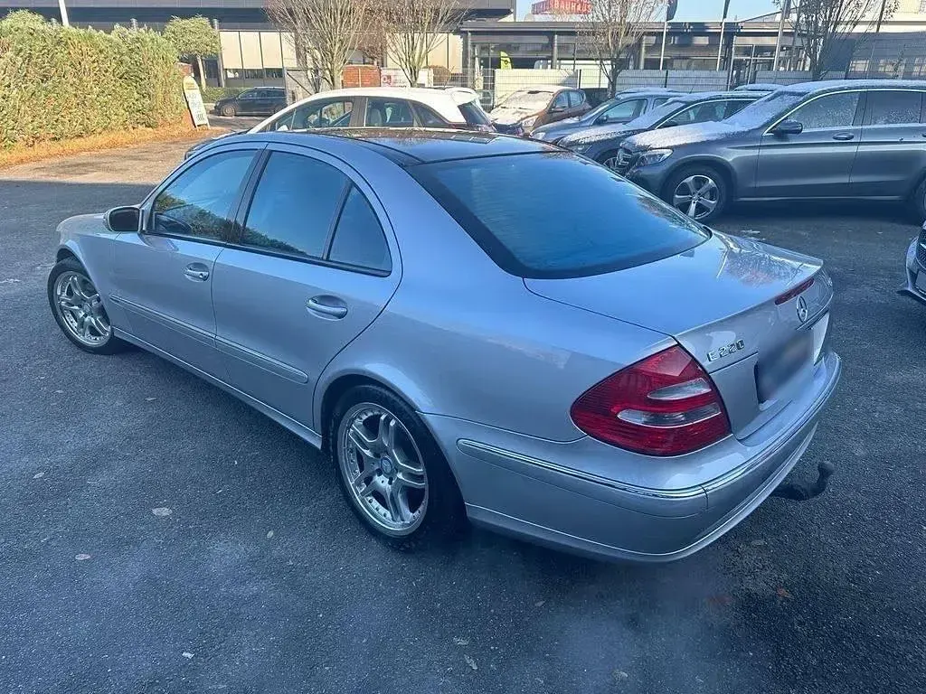 Gebraucht Mercedes E220 Avantgarde 150 PS (110 kW) 2002 Silber Limousine