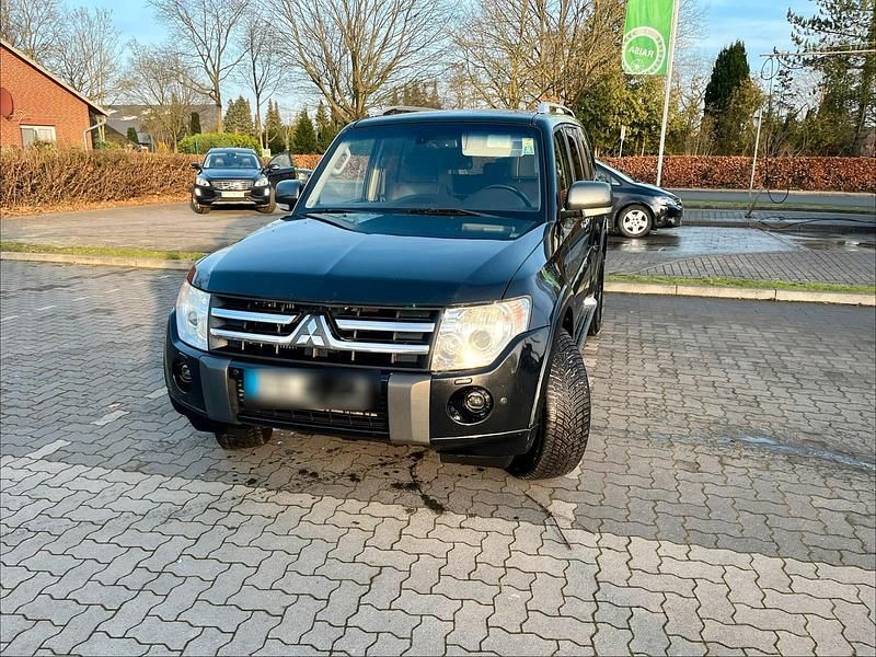 Schwarz Gebraucht 2012 Mitsubishi Pajero SUV | 14.000 € (Fairer Preis) - Bild 1/4