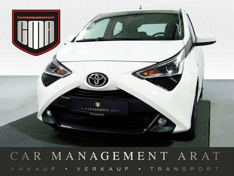 Weiß Gebraucht 2021 Toyota Aygo X-play Kleinwagen | 8.688 € (Fairer Preis) - Bild 1/4