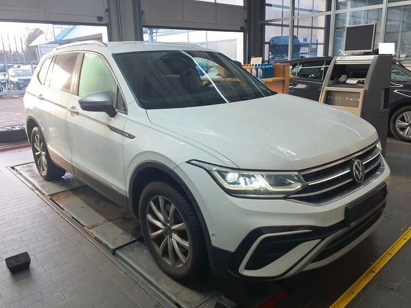 Weiß Gebraucht 2022 VW Tiguan Allspace Elegance SUV | 25.790 € (Guter Preis) - Bild 1/4