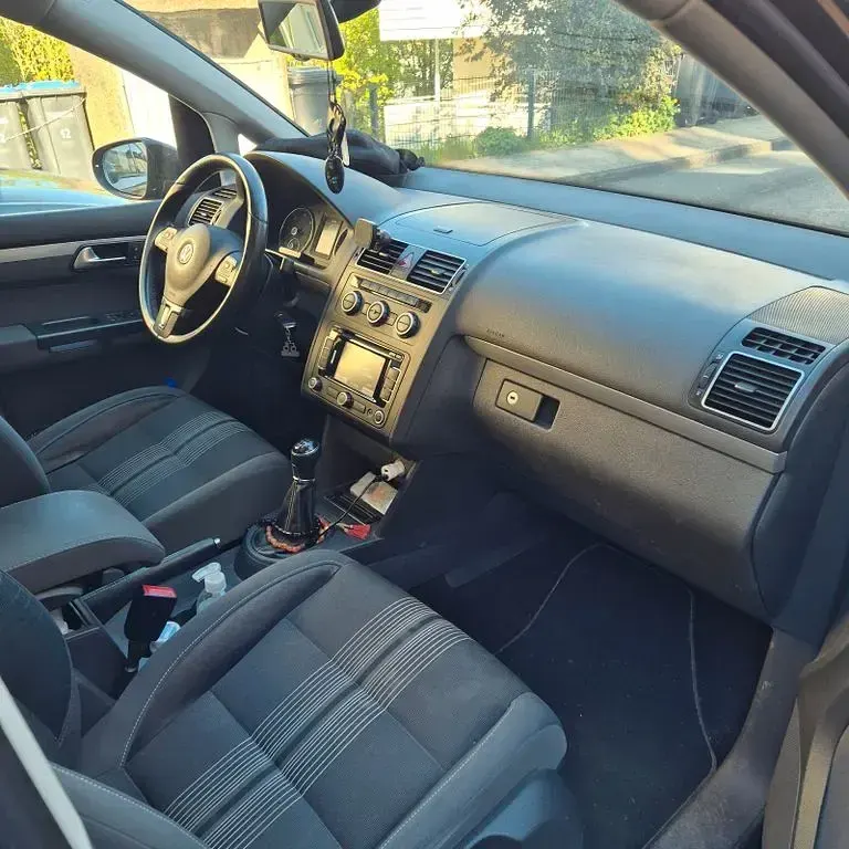 Gebraucht VW Touran Match 140 PS (102 kW) 2012 Schwarz Van / Kleinbus