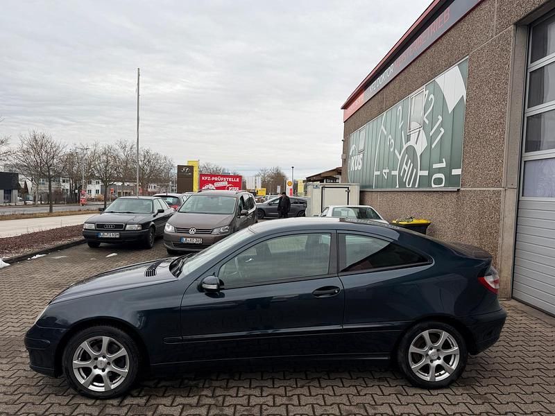 Gebraucht Mercedes C180 143 PS (105 kW) 2007 Blau Coupé