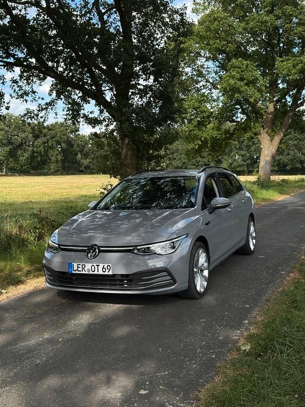Grau Gebraucht 2022 VW Golf VIII Kombi | 23.400 € (Superpreis) - Bild 1/4