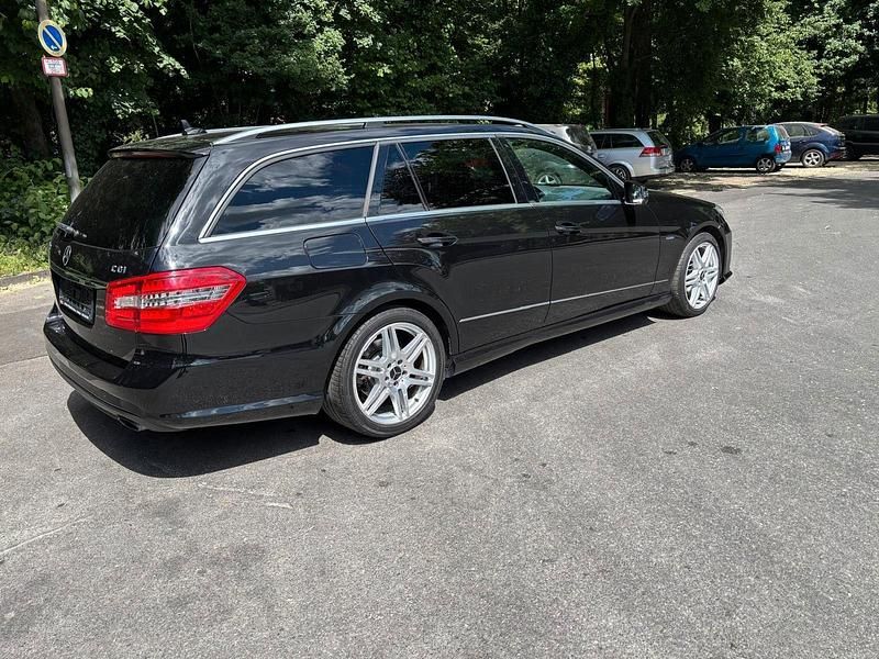 Schwarz Gebraucht 2010 Mercedes E250 Avantgarde Kombi | 10.990 € (Fairer Preis) - Bild 1/4