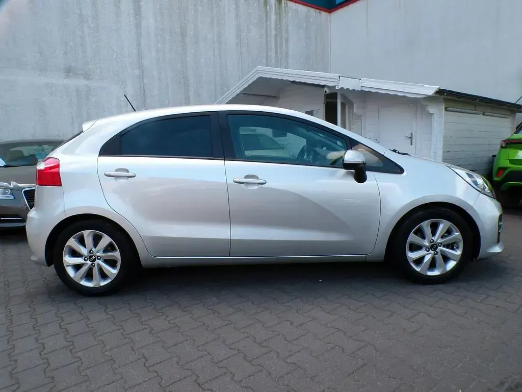 Gebraucht Kia Rio DREAM-TEAM Edition 109 PS (80 kW) 2016 Silber Kleinwagen