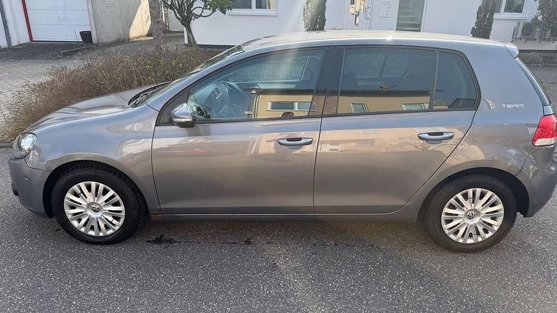 Gebraucht VW Golf VI Team 105 PS (77 kW) 2010 Grau Kleinwagen