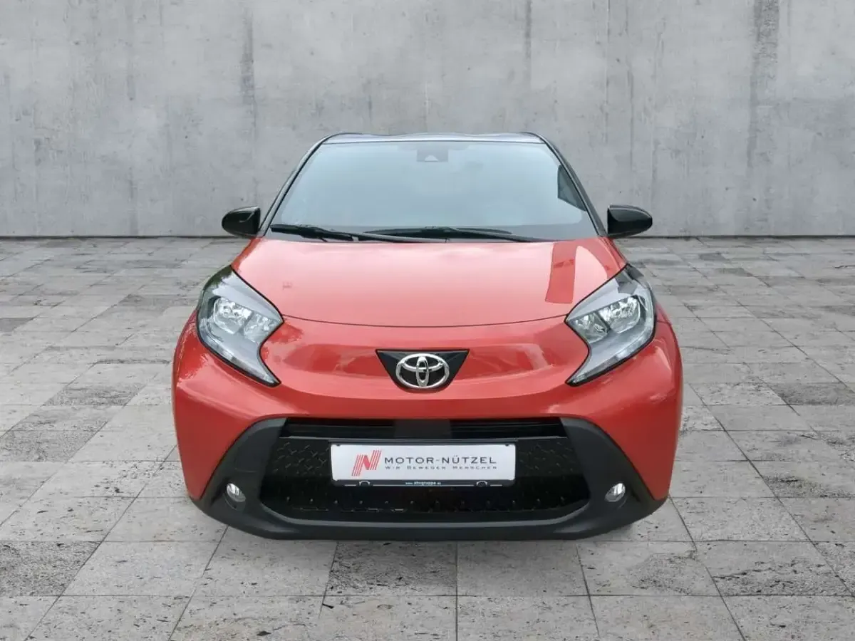 Neu Toyota Aygo X 72 PS (52 kW) 2025 Rot SUV