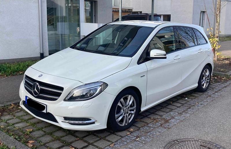 Weiß Gebraucht 2011 Mercedes B200 Van / Kleinbus | 6.000 € (Guter Preis) - Bild 1/4
