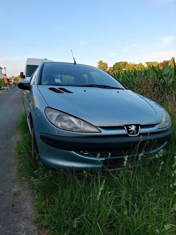 Grau Gebraucht 2001 Peugeot 206 Kleinwagen | 500 € - Bild 1/4