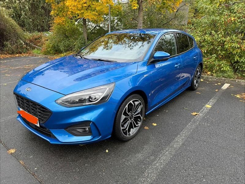 Blau Gebraucht 2020 Ford Focus ST-Line Limousine | 13.000 € (Superpreis) - Bild 1/4