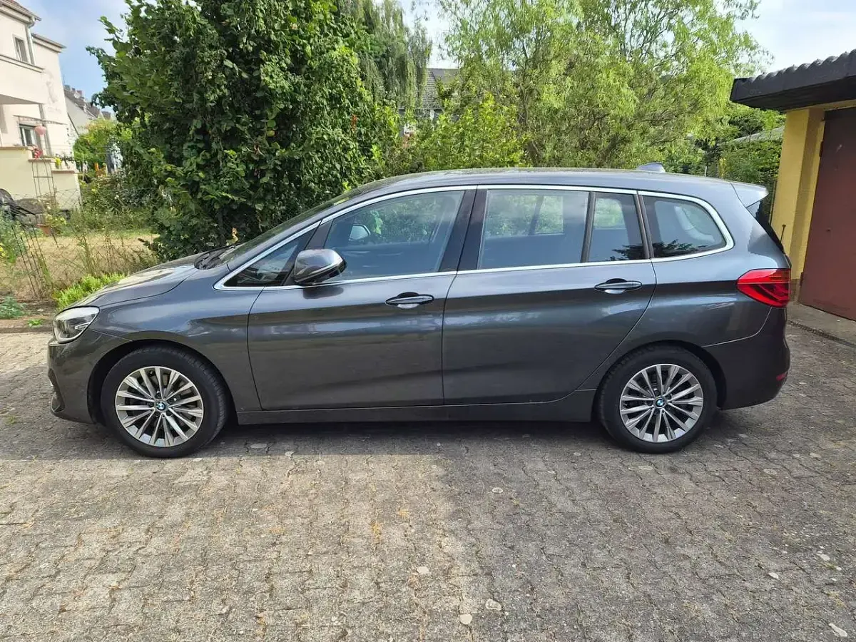 Gebraucht BMW 220 Gran Tourer Luxury Line 190 PS (139 kW) 2022 Grau Van / Kleinbus
