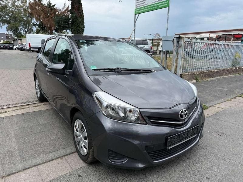 Grau Gebraucht 2012 Toyota Yaris Life Kleinwagen | 3.900 € (Guter Preis) - Bild 1/4