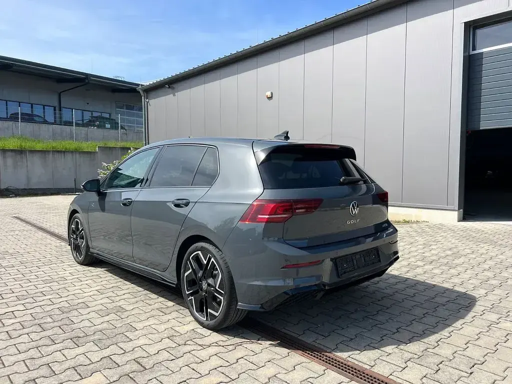Neu VW Golf VIII R-line Plus 150 PS (110 kW) 2026 Grau Limousine