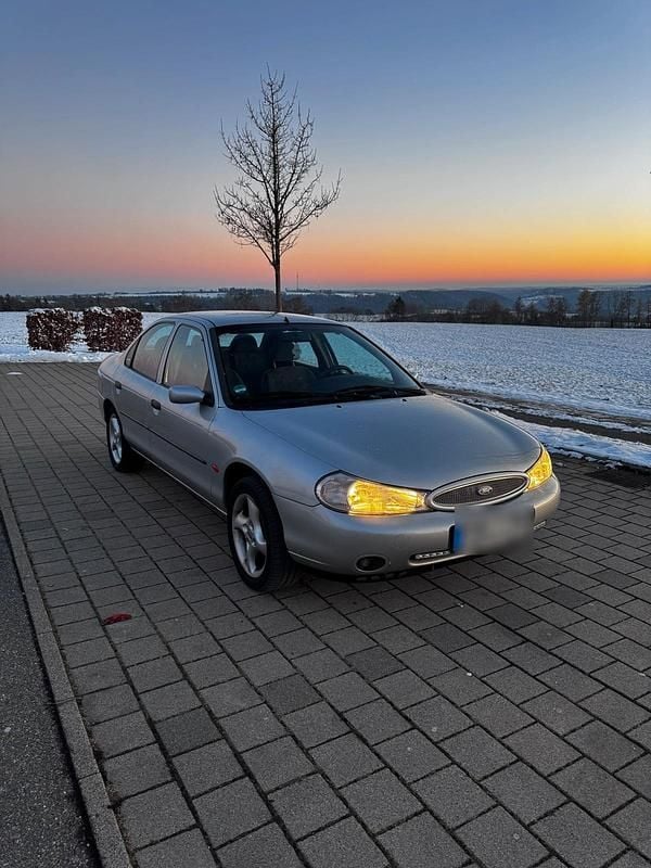 Gebraucht Ford Mondeo 118 PS (86 kW) 1998 Silber Limousine