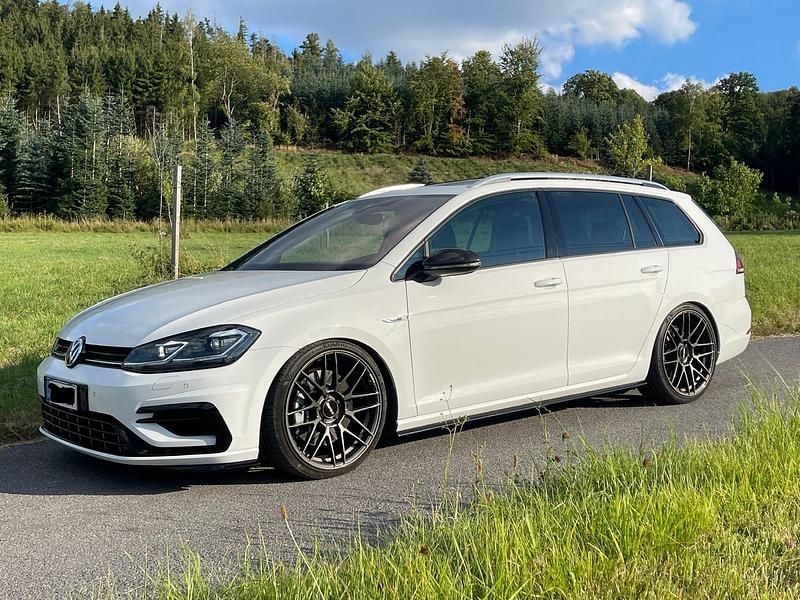 Weiß Gebraucht 2018 VW Golf VII Kombi | 26.000 € - Bild 1/4