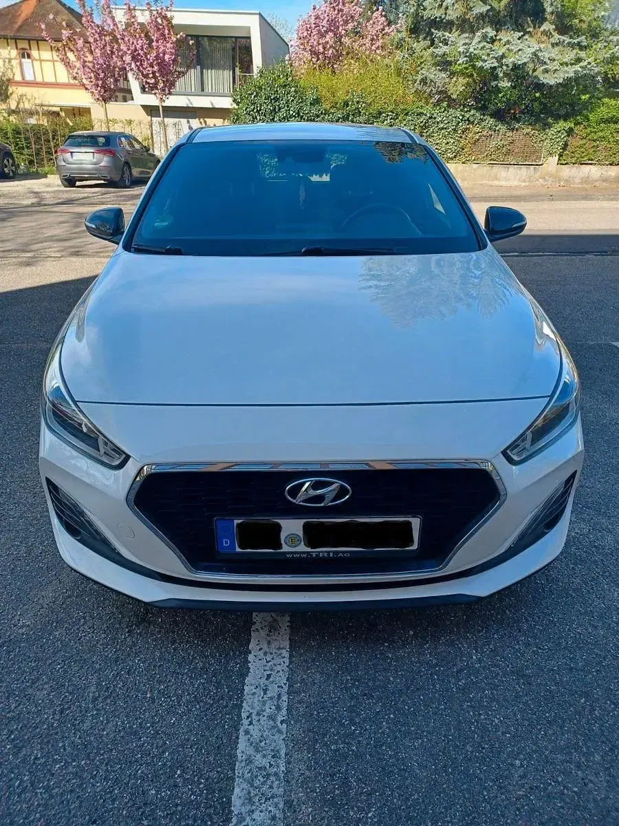 Gebraucht Hyundai i30 Passion 120 PS (88 kW) 2018 Weiß Limousine