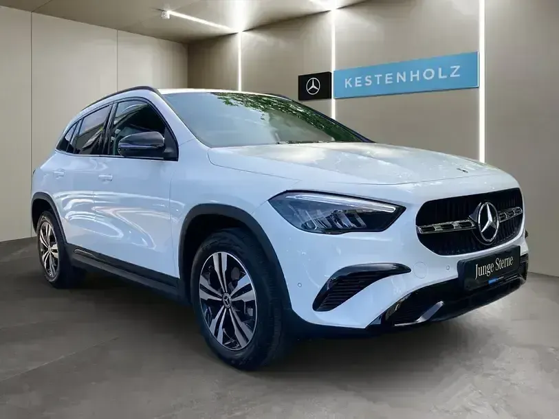 Gebraucht Mercedes GLA180 Night 136 PS (100 kW) 2025 Weiß SUV
