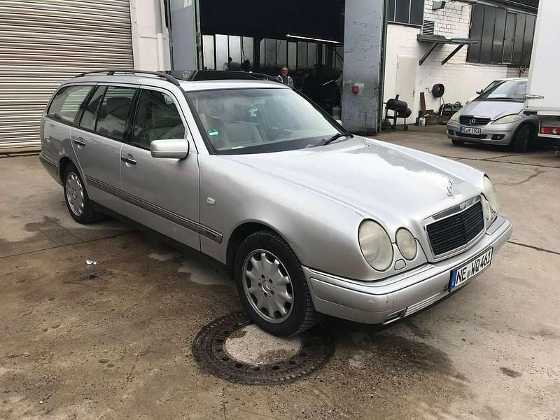 Gebraucht Mercedes E320 Avantgarde 224 PS (164 kW) 1998 Silber Kombi