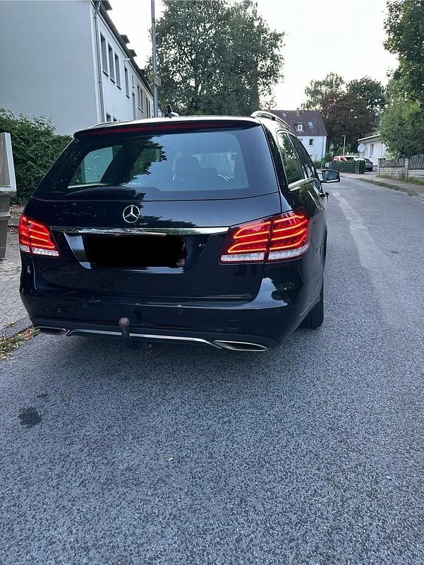 Schwarz Gebraucht 2015 Mercedes E220 Kombi | 12.800 € (Guter Preis) - Bild 1/4