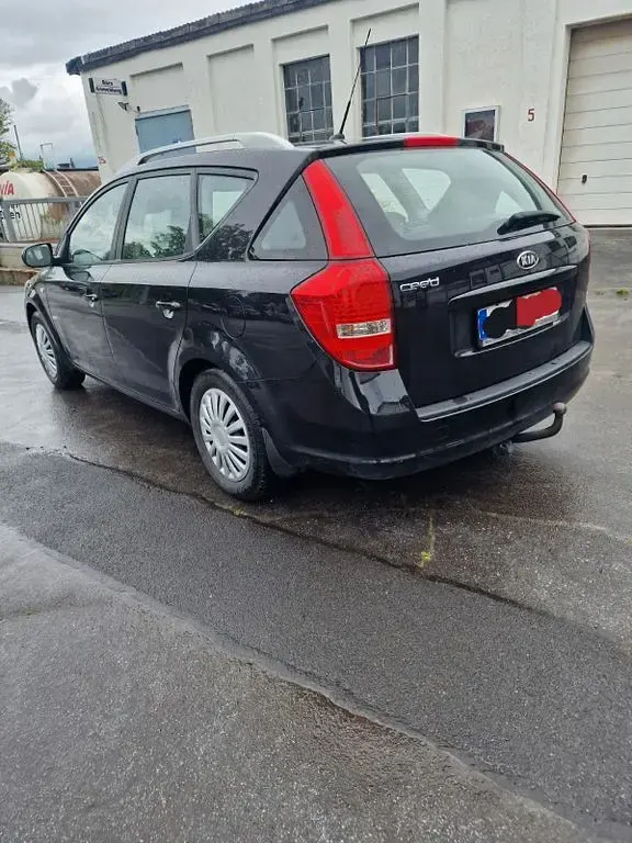 Gebraucht Kia Ceed Spirit 109 PS (80 kW) 2010 Schwarz Kleinwagen