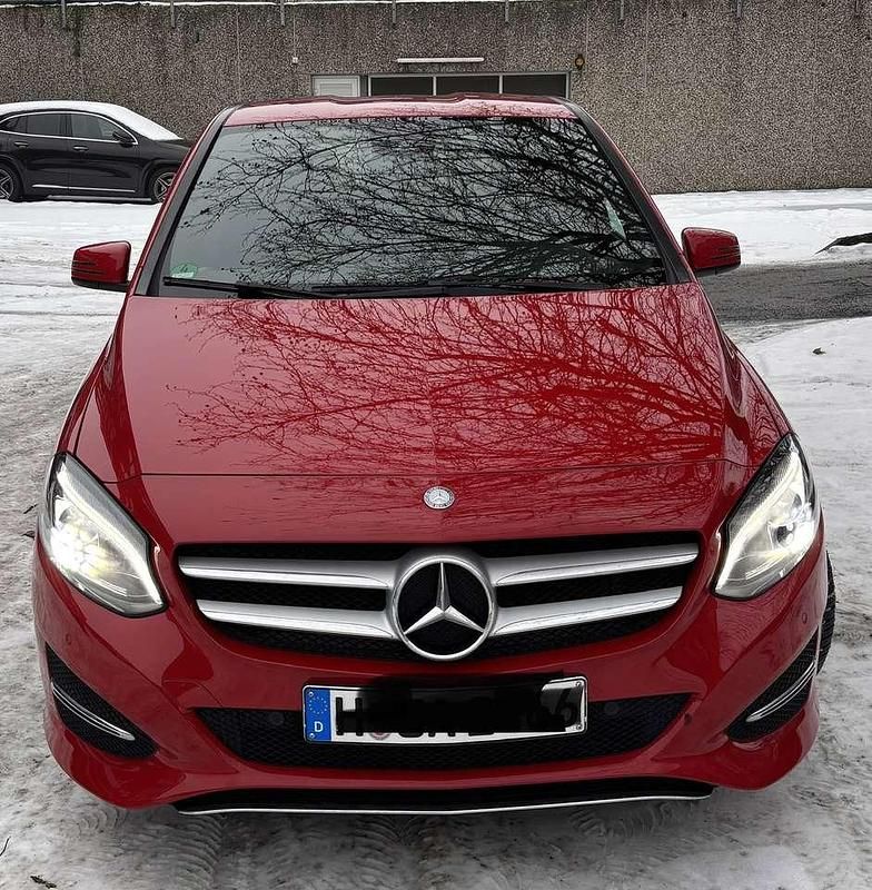 Gebraucht Mercedes B200 Edition 136 PS (100 kW) 2018 Rot Van / Kleinbus