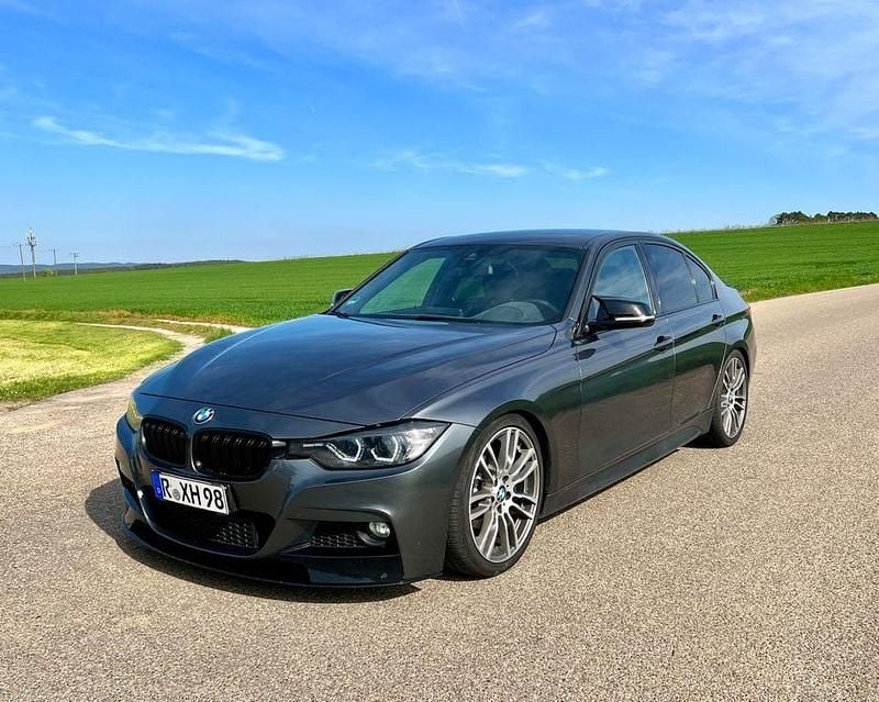 Grau Gebraucht 2013 BMW 330 Shadowline Limousine | 11.450 € (Fairer Preis) - Bild 1/4